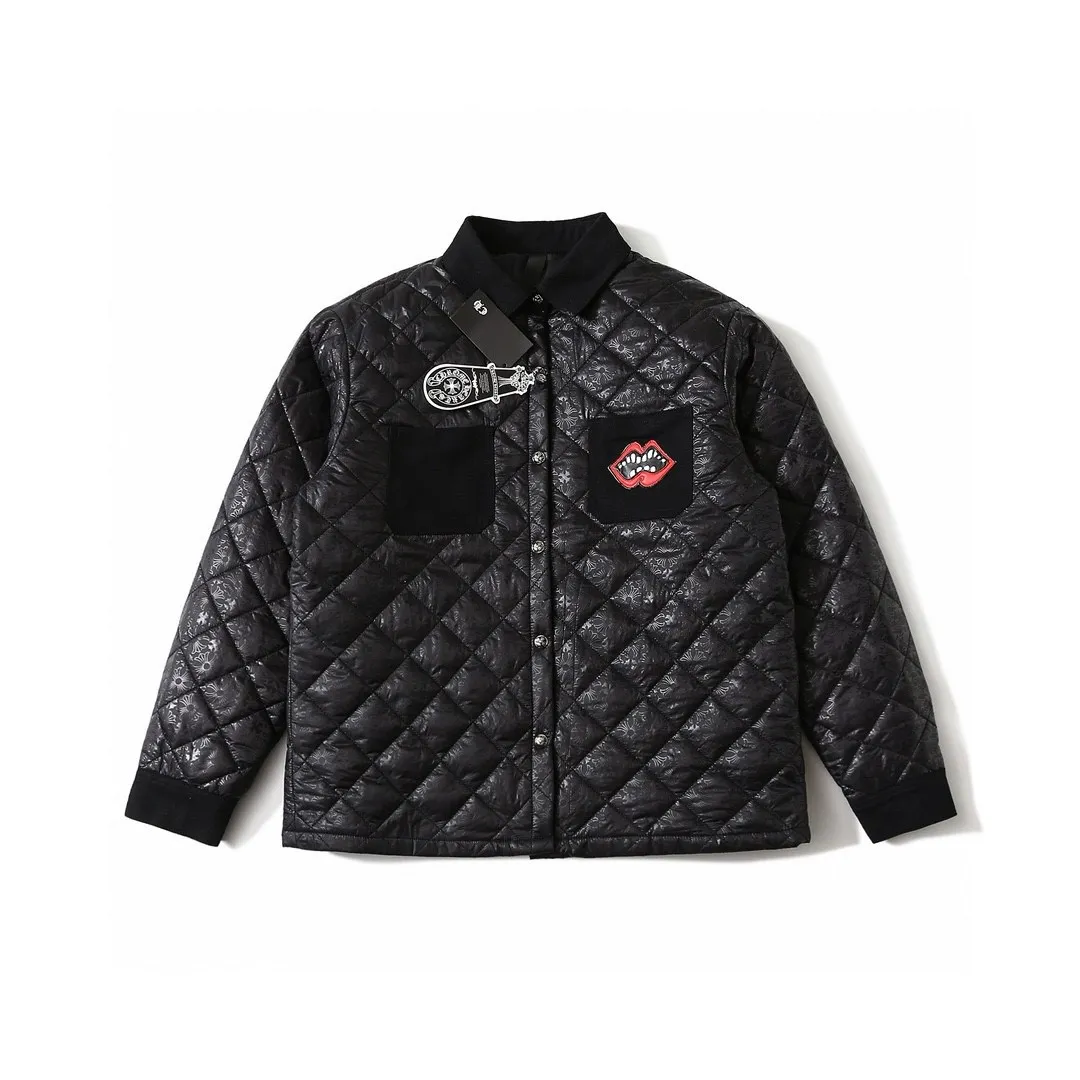 🅿️360 Chrome Hearts Marty Boy red lip quilted all-over printed shirt and cotton jacket. New products in the counter are small cotton-padded jackets for men and women. Diamond quilted quilting, moderate thickness. Retro fashion, never out of fashion. 1️⃣Fabric: Same as original fabric. Surface fabric. Lining molded with CH pattern logo, custom-woven quilted cotton material. 2️⃣Hardware: Original mold opening, customized CH original four-button buckle. Accessories: Original customized latest main label (genuine leather label) 3️⃣The whole garment is neatly routed and consistent with ZP. Double-layer stand-up collar, inner lining, distressed cross buttons. Feel free to compare any version! ! A noble item with its own high-end atmosphere. It is really rare. It is grand and elegant. It has a unique sense of sight on the high street. It is elegant, noble and unique, making this simple and fashionable cotton jacket an excellent item that is currently sought after. It can be worn by both men and women, and it is suitable for couples! ! Color: Black Sizes: S, M, L, XL